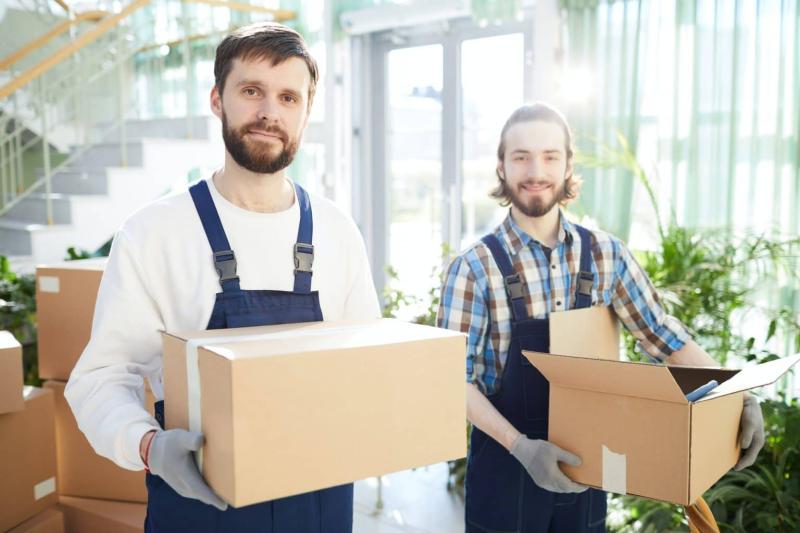 positive-movers-carrying-boxes